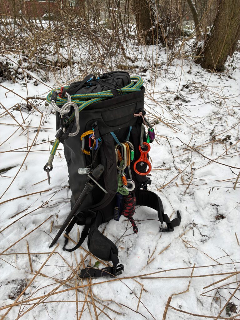 Kletterausrüstung im Schnee